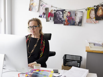 Kvinna i arbete på kontor