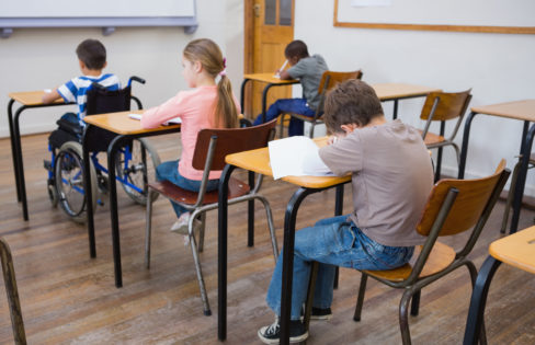 Klassrum där en en elev använder rullstol