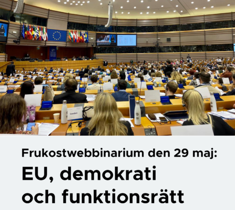 En bild på Europaparlamentets plenisal och texten "Frukostwebbinarium den 29 maj - EU, demokrati och funktionsrätt"