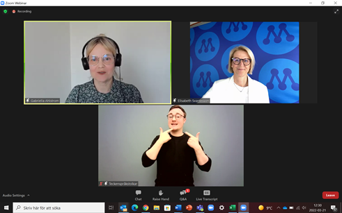 Bilden visar ett digitalt möte med tre personer i tre rutor. Det är Gabriella Ahlström längst uppe till vänster och Elisabeth Svantesson till höger längst upp. Nedanför dem syns en teckenspråkstolk.