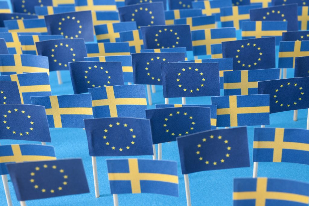 Svenska flaggan och EU-flaggan