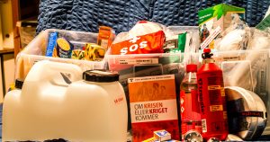 Första hjälpen-kit, broschyren "Om kriget eller krisen kommer" och andra saker som behövs i en krissituation.