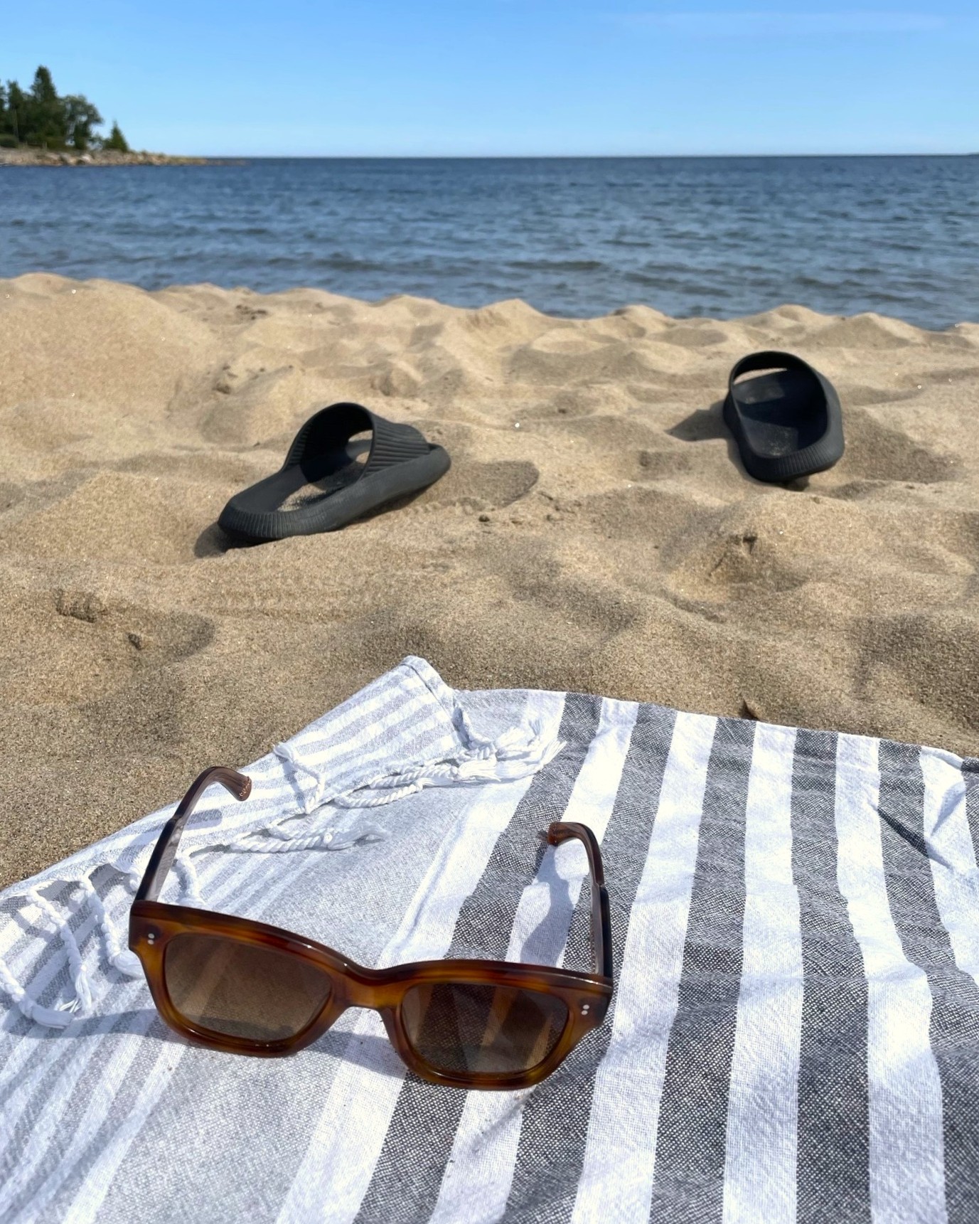 Solglasögon på sommarstrand