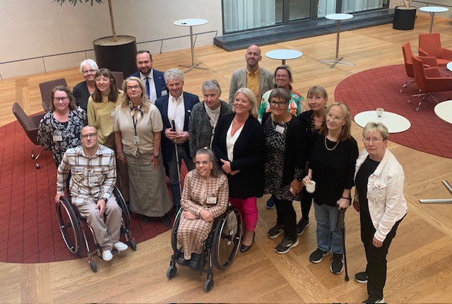 Ett tjugotal personer samlade i en lokal