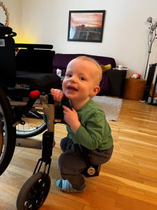 Ett barn leker med en rullstol