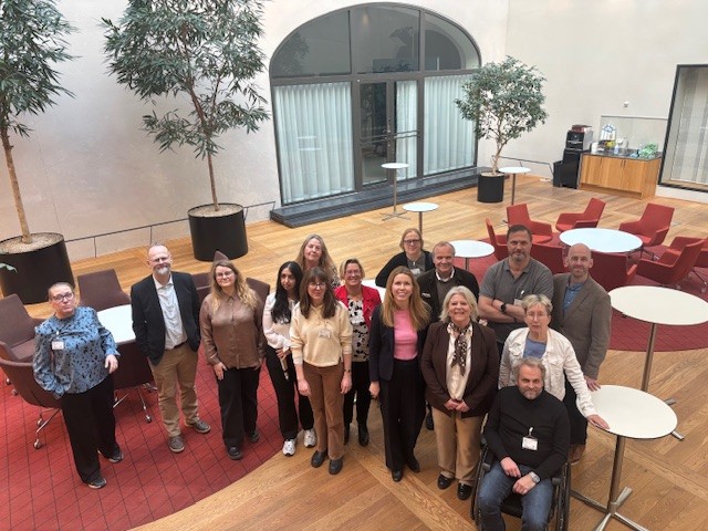 En grupp personer i en stor, ljus lokal