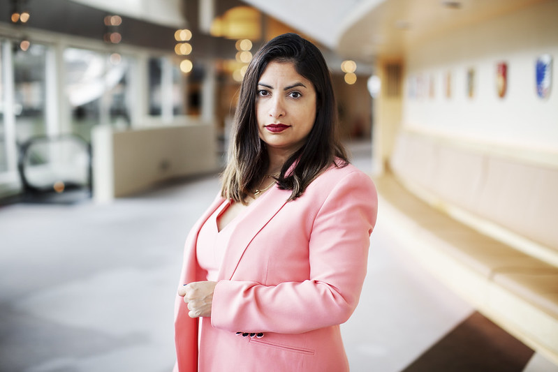 Kvinna i ljus kavaj i profil