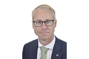Porträttbild av man med glasögon