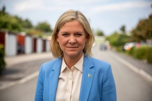 Bild på blond kvinna i ljusblå kavaj