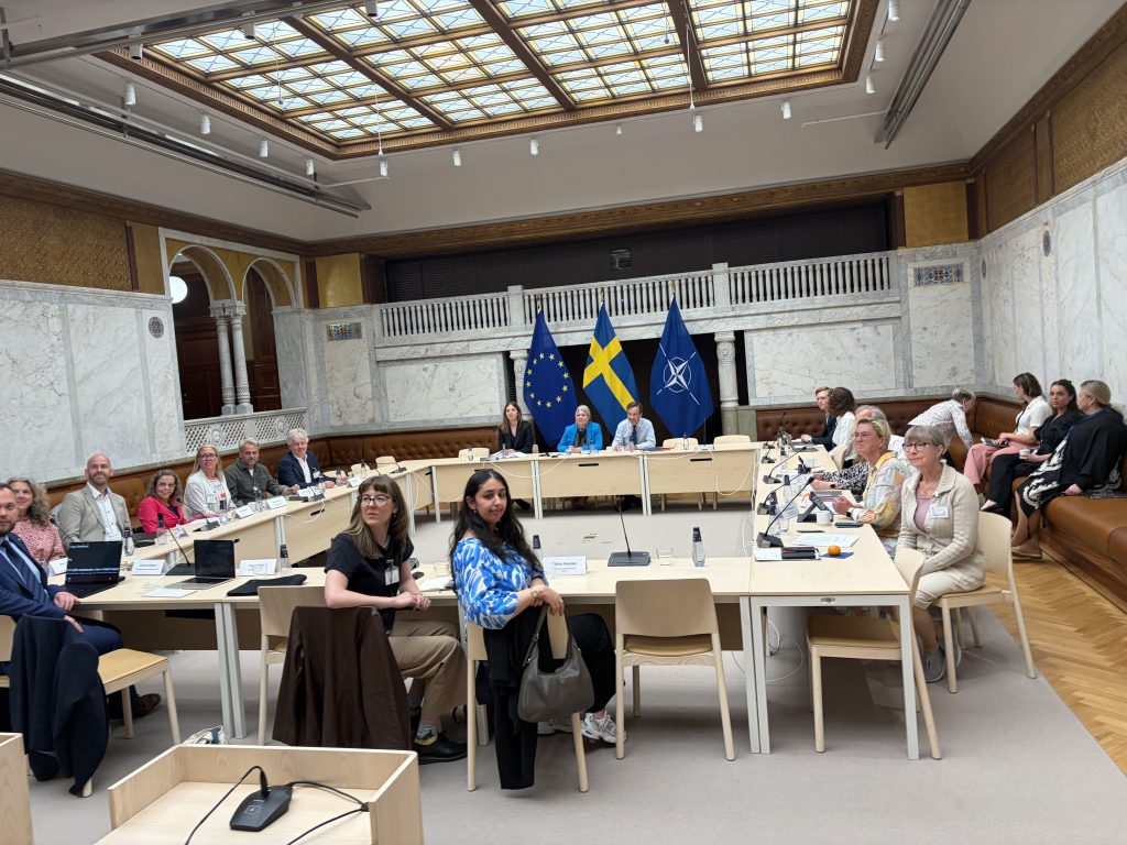 Personer samlade kring ett rektangulärt konferensbord.