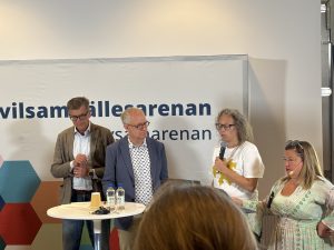 Fyra personer diskuterar på en scen