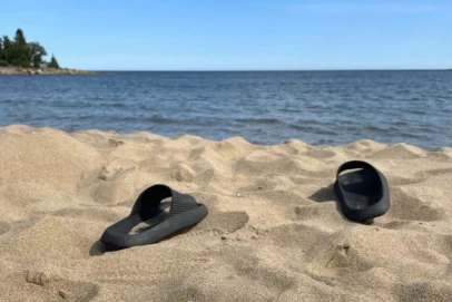 Solglasögon på sommarstrand