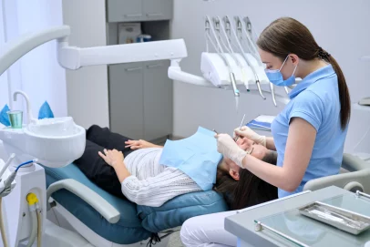Tandvårdspersonal undersöker en patient.